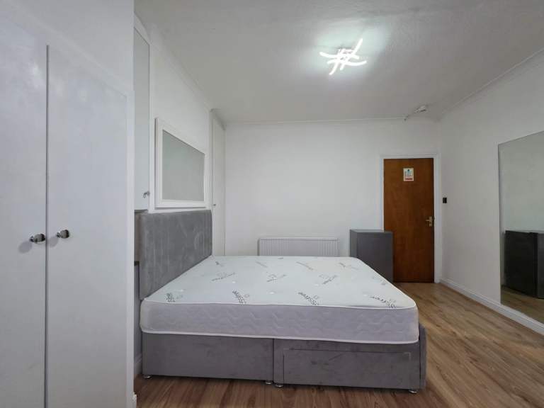 BRIGHT & SPACIOUS,FURNISHED,STUDIO - PROFESSIONALS-SINGLE | COUPLE. LOCATED IN Canons Park-Edgware 