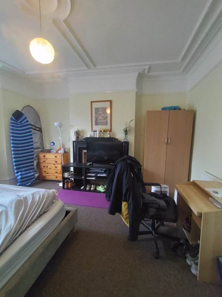 Large sunny Ground floor bedroom in lovely Jesmond house