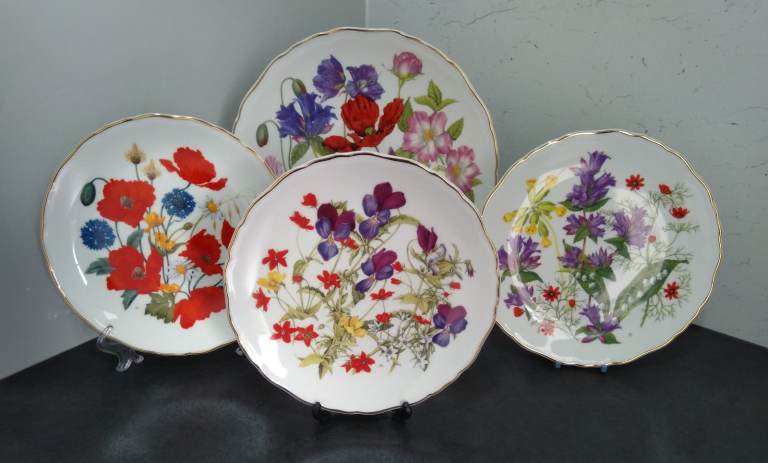 Set of 4 Vintage Decorative Flower Plates