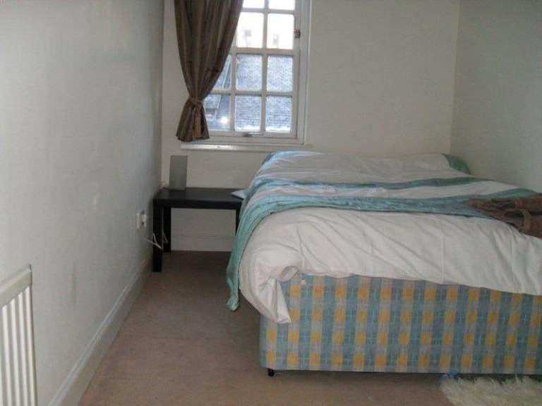 Flatshare: Double room to rent in central city, close to Edinburgh University Old College