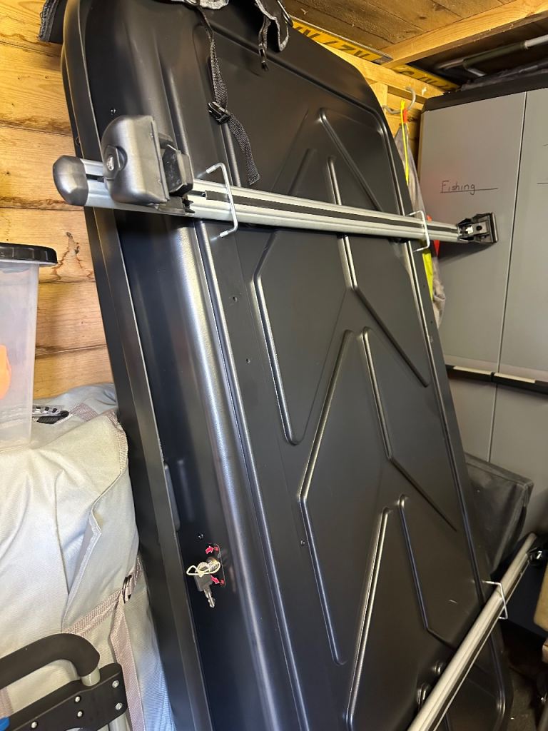 Roof box