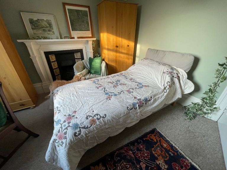 Room in shared house £625 available Sunday.