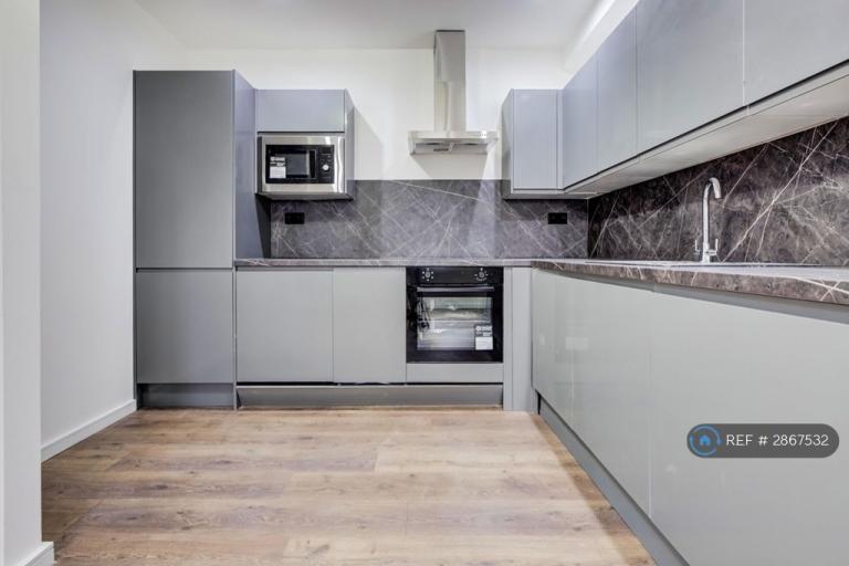 3 bedroom flat in Radio House, Chelmsford, CM1 (3 bed) (#2867532)