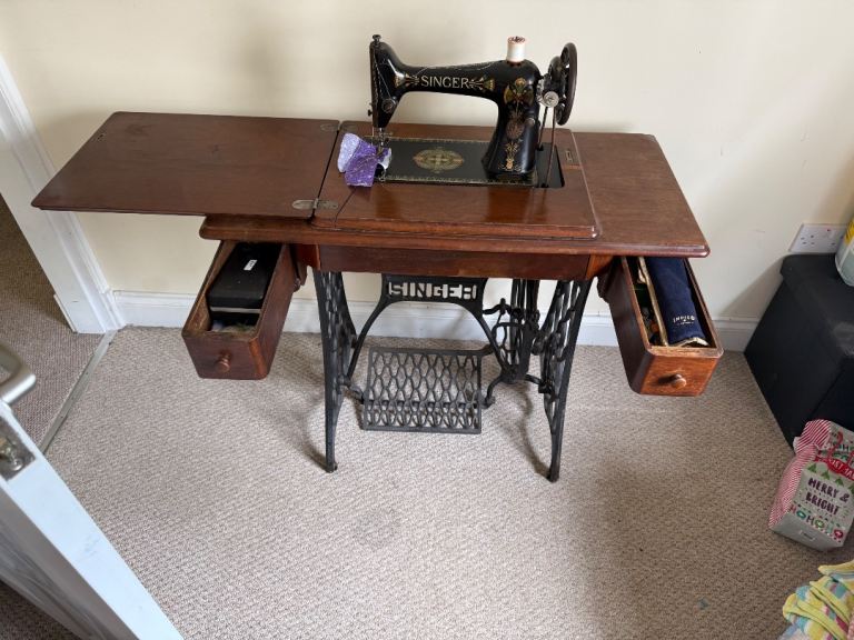 Antique Singer Sewing machine 