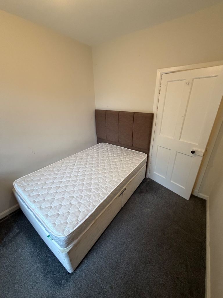 A double bedroom in a 2 bedroom flat is available for rent