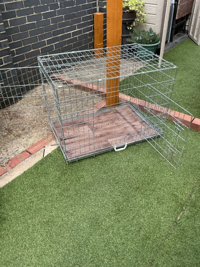 Lathe dog crate with removable tray with two doors 