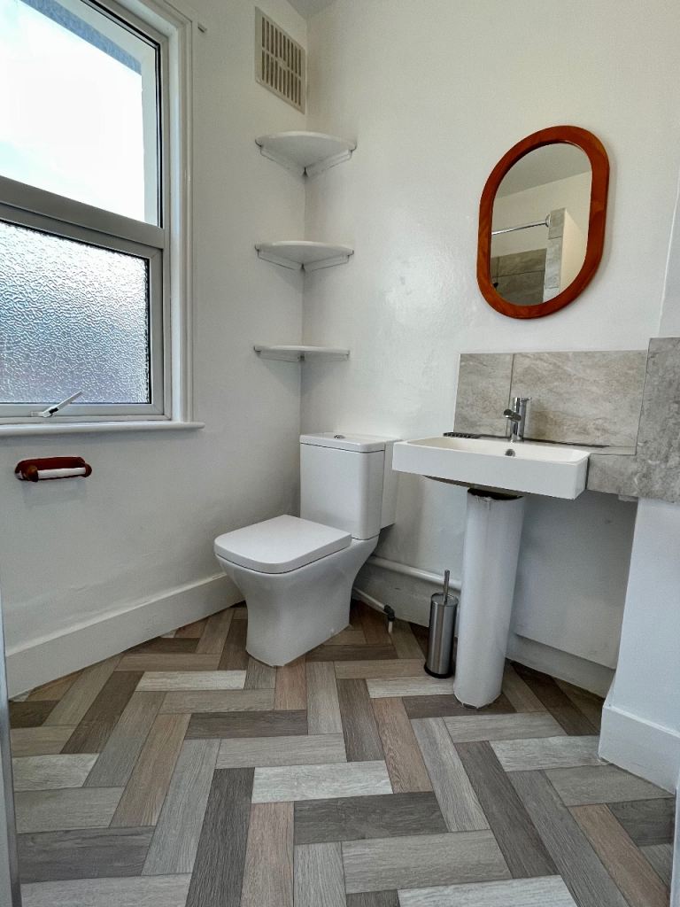 Single room, larger than usual, all bills included 