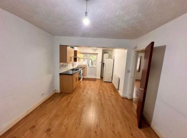 📢 Double Room Available – Few Minutes’ Walk from Newbury Park Station