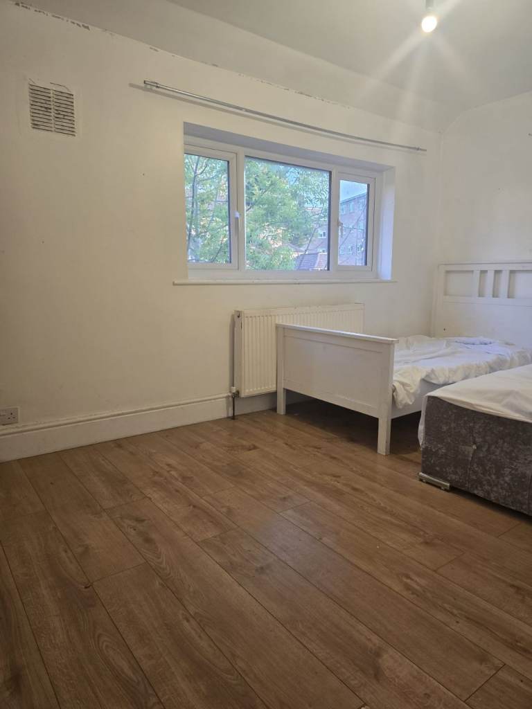 Double Room to Rent in Frimley Close, New Addington CR0, only professionals. All bills included,