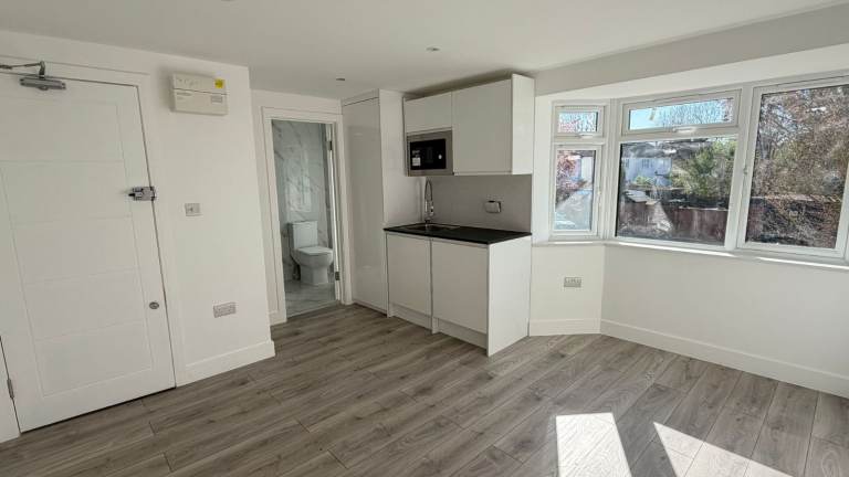 Self-Contained Studio Flat in Ealing - DSS Welcome