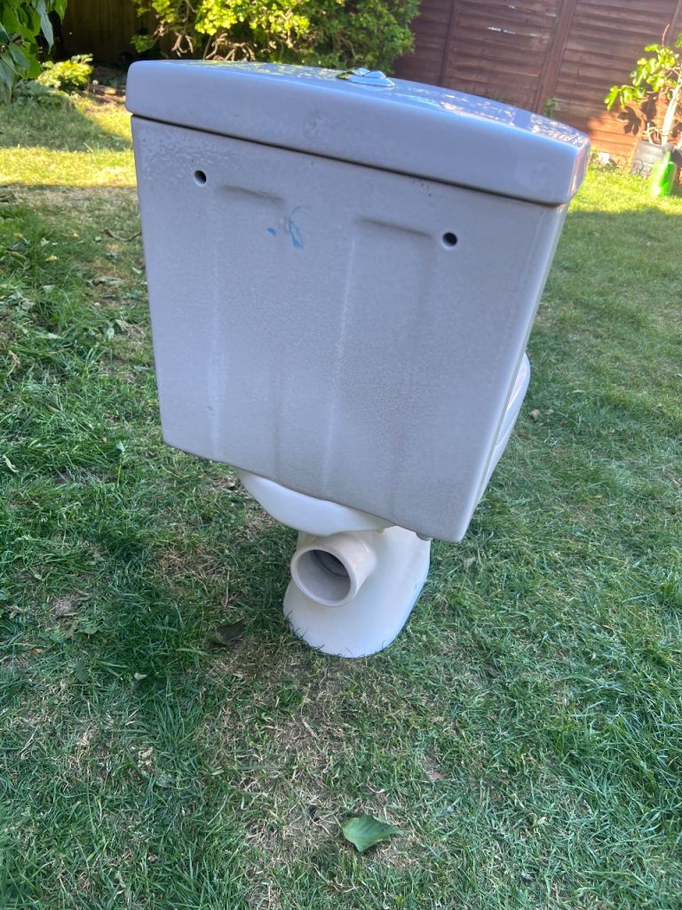 Modern Close-Coupled Toilet – Excellent Condition