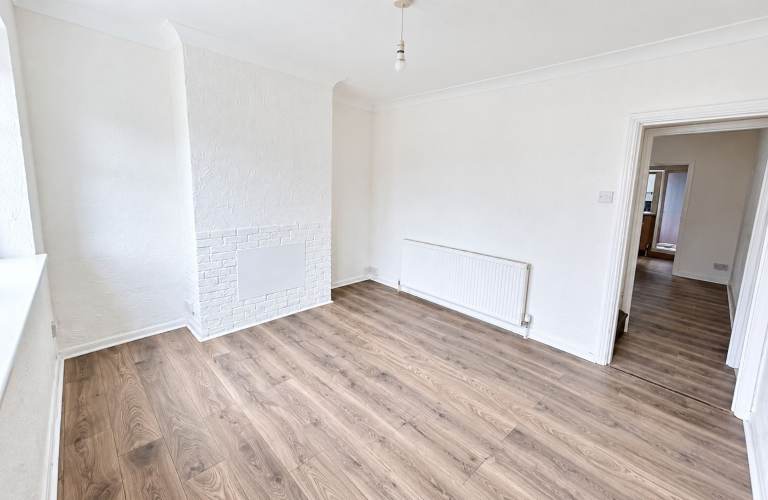 2 Bed House Kent ME4 Near Chatham Station | COMPANY LET ALLOWED