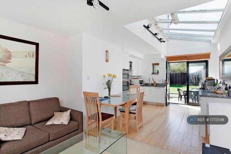2 bedroom flat in Hartfield Crescent, London, SW19 (2 bed) (#1772548)