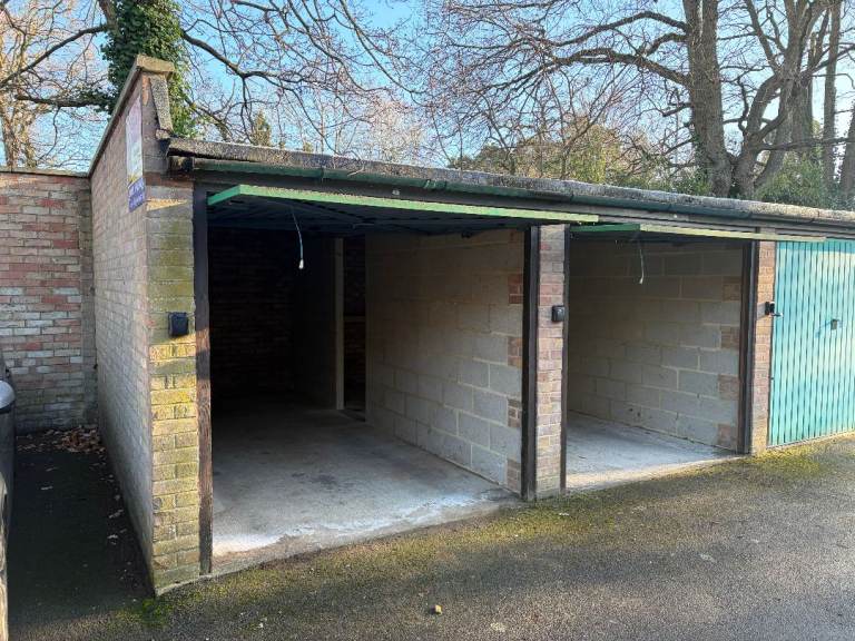 Secure Large Double Garage to rent, Bracknell, RG12 - Lock up garage 34x16 with access 24/7