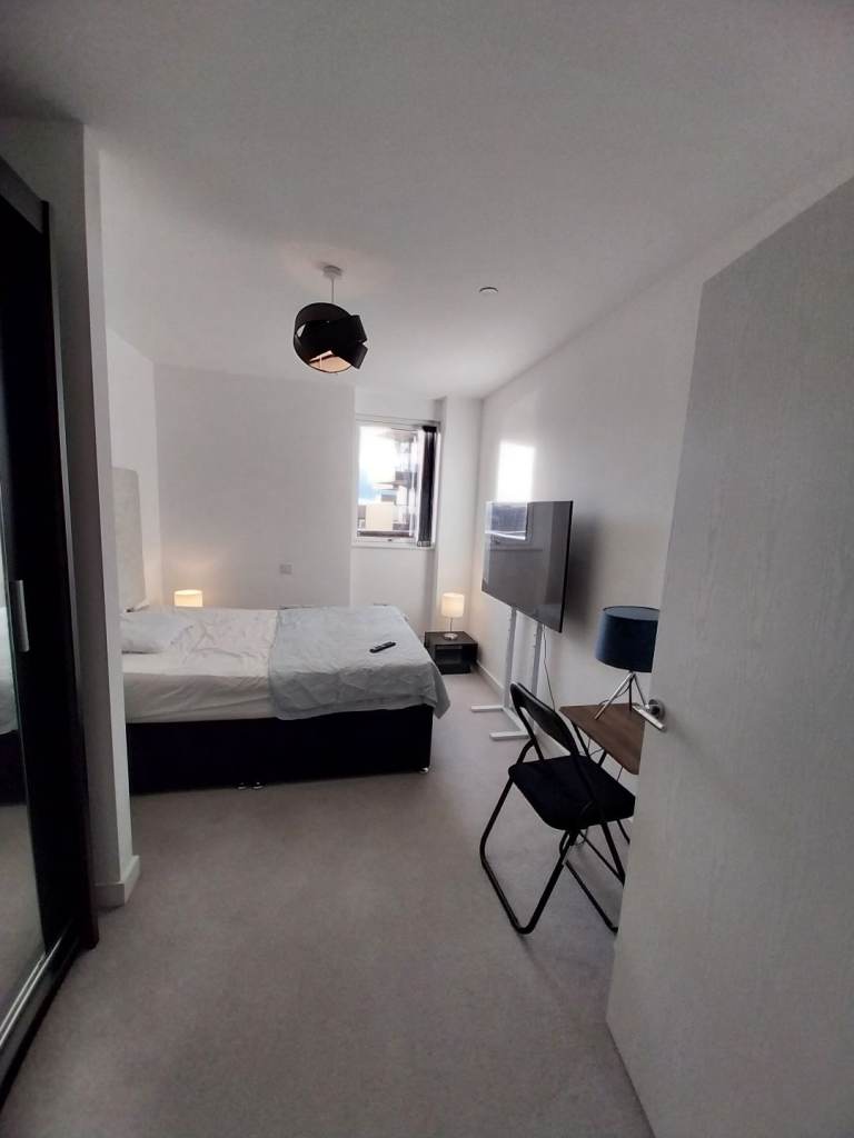 LARGE ROOM AVAILABLE FOR RENT IN HIGH STREET HOUNSLOW TW3 