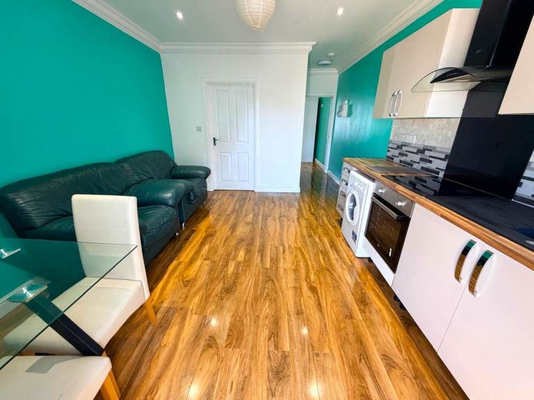 All Inclusive Excellent condition spacious GF One Bedroom Flat with backyard-Chadwell Heath