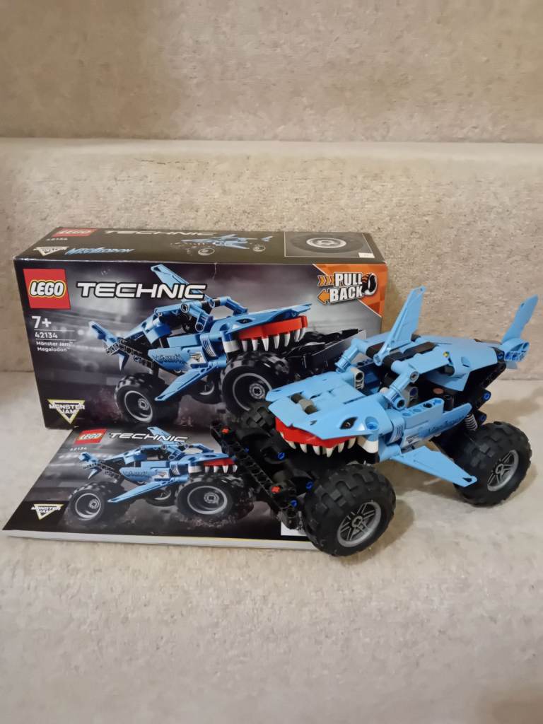 Lego Technic Monster Jam Megalodon Truck Set 2 in 1. 42134