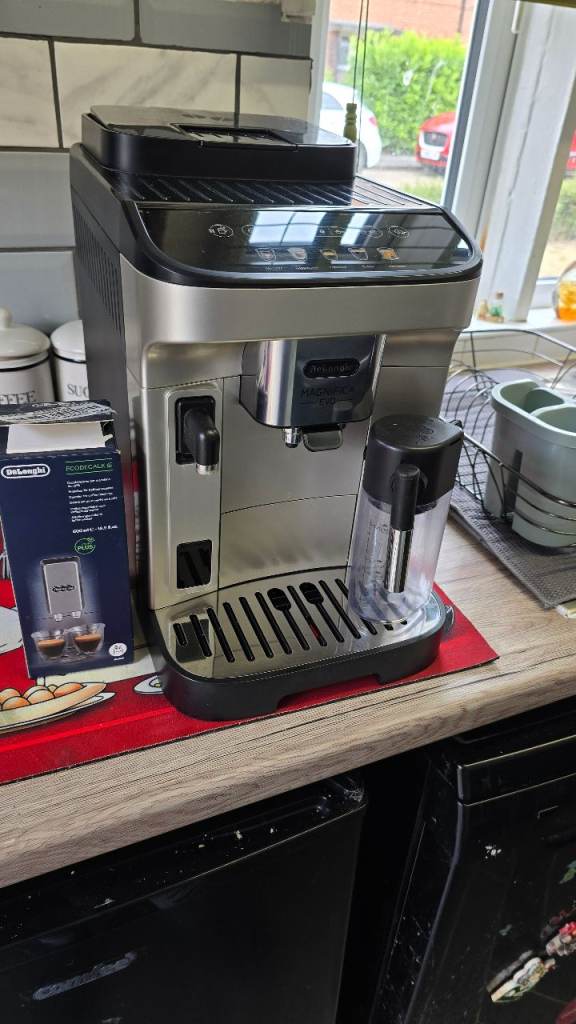 DeLonghi Magnifica Evo Coffee machine 