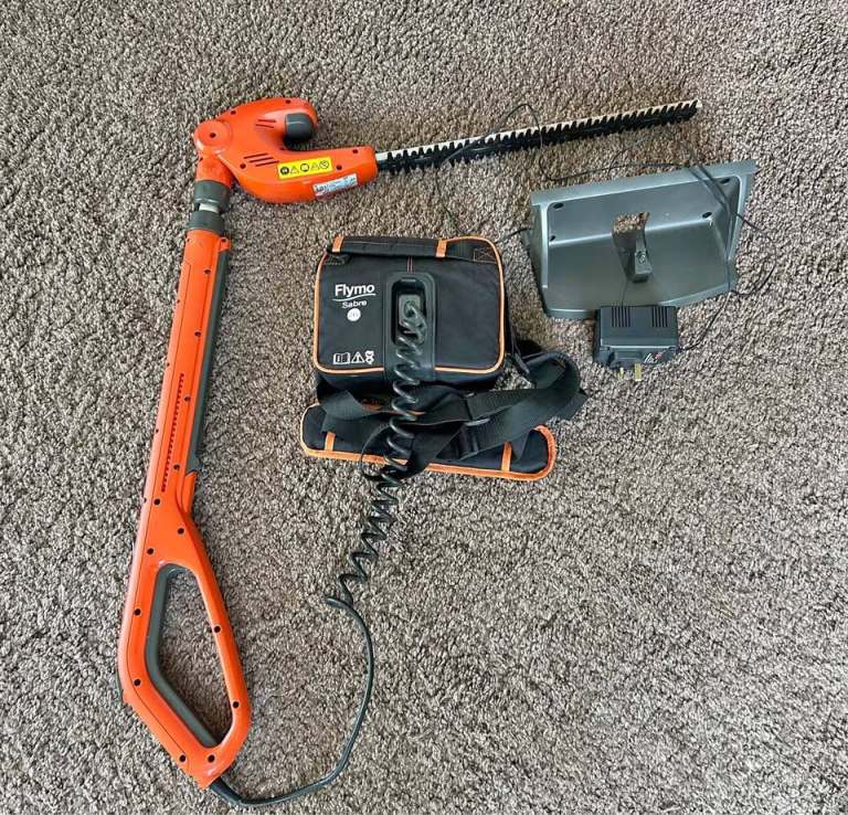 Flymo SabreCut Cordless Long Reach Hedge Trimmer – Spares or Repair – £25