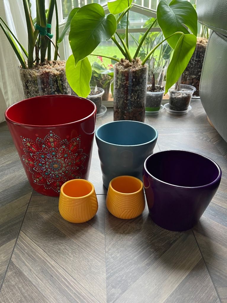 Set of 5 colourful ceramic plant pots, all in very good to good used condition.