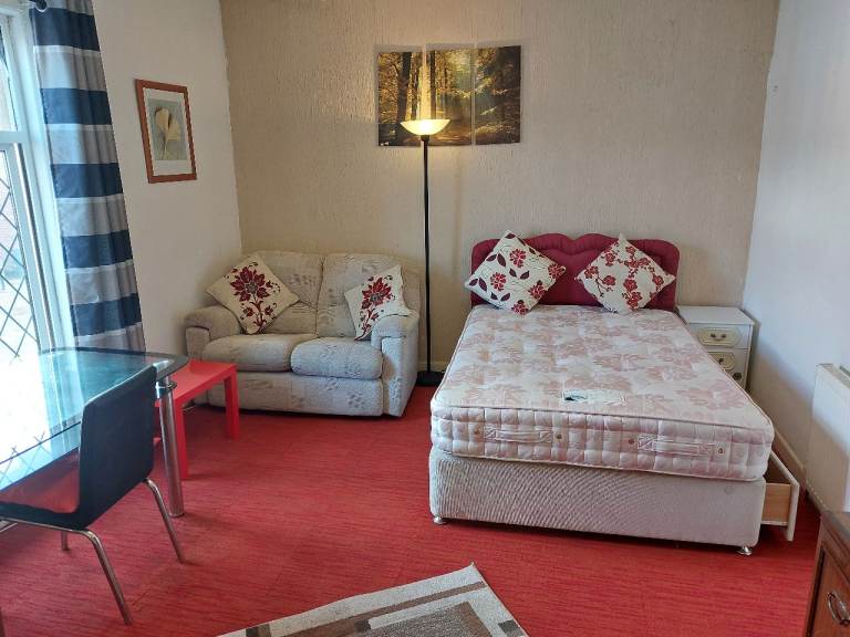 Extra large double room, walking to town centre, inc all bills 