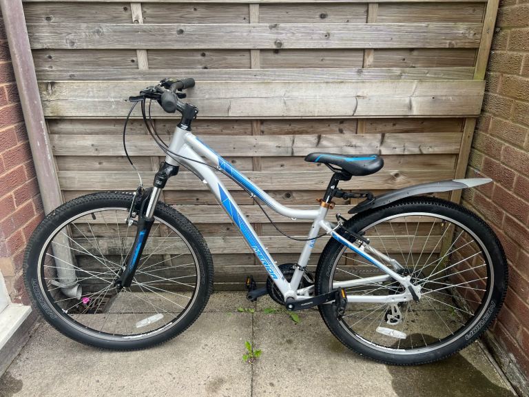 Women’s Merida Juliet 6.10 Mountain Bike 15” S Frame 27.5” Wheels Silver Blue