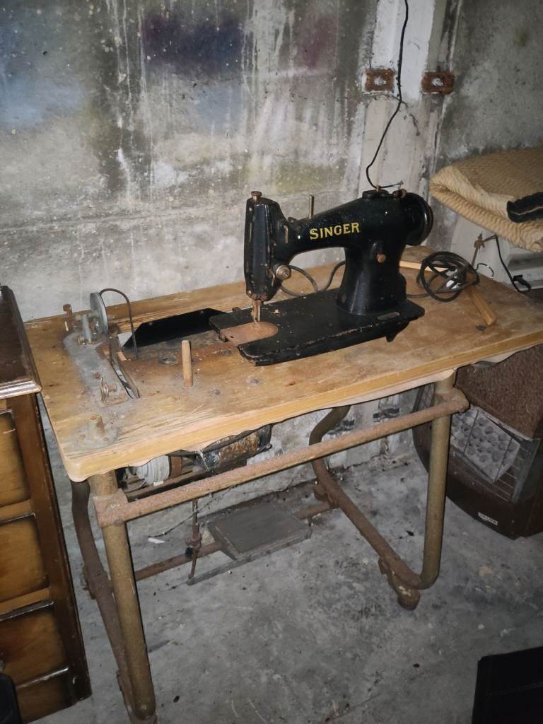 Vintage Singer sewing machine and table
