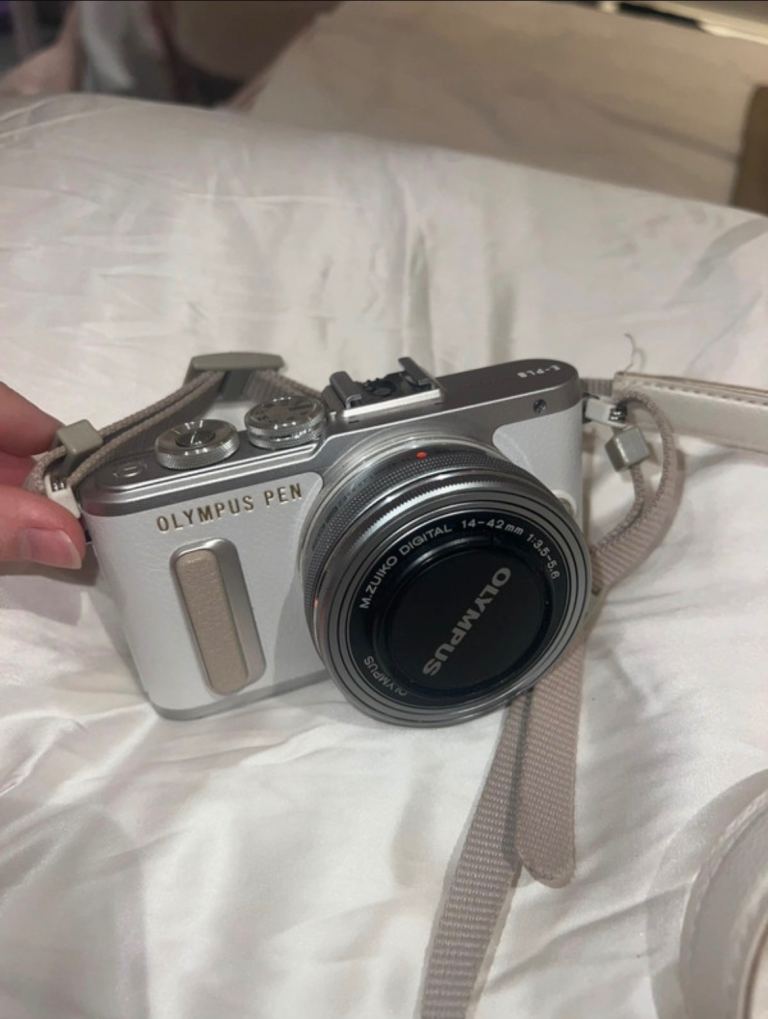 Olympus PEN E-PL8 Mirrorless Camera Full Kit — 14–42mm Lens, Flash, Charger & Pouch