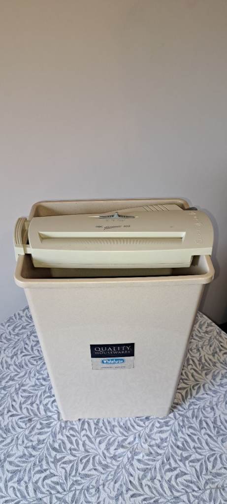 STANDARD PAPER SHREDDER GBC SHREDMASTER 40S FOR HOME OFFICE.