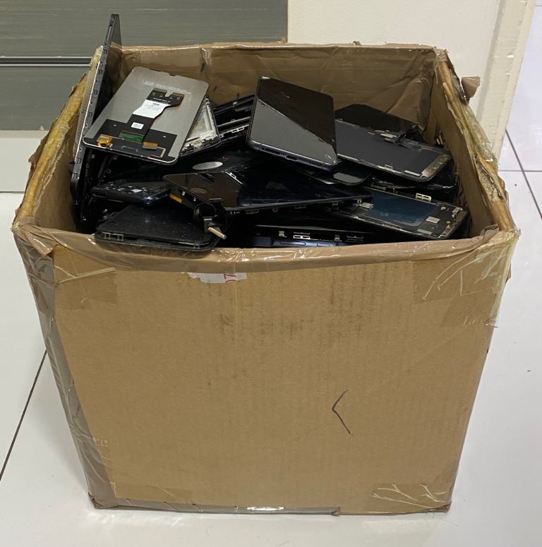 Broken LCD Screens – £1 Each – Bulk Job Lot (iPhone & Samsung)