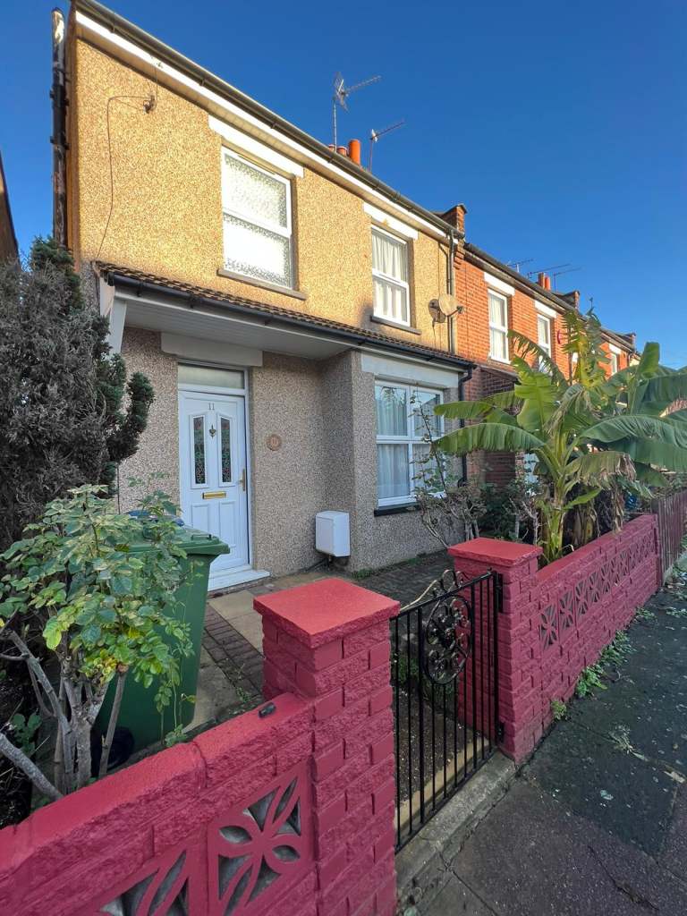 4 bedroom house in HA3 5RY