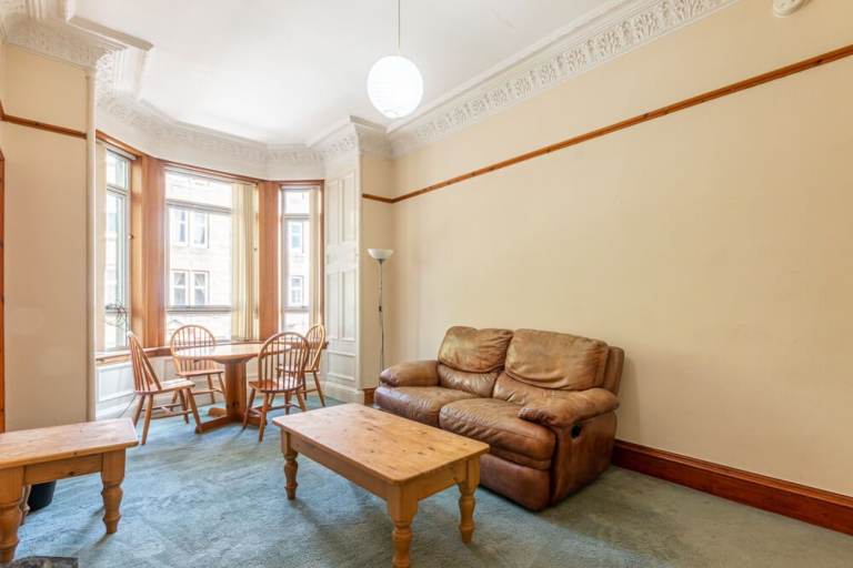 Well-presented, 2-bedroom property in Fountainbridge – available July