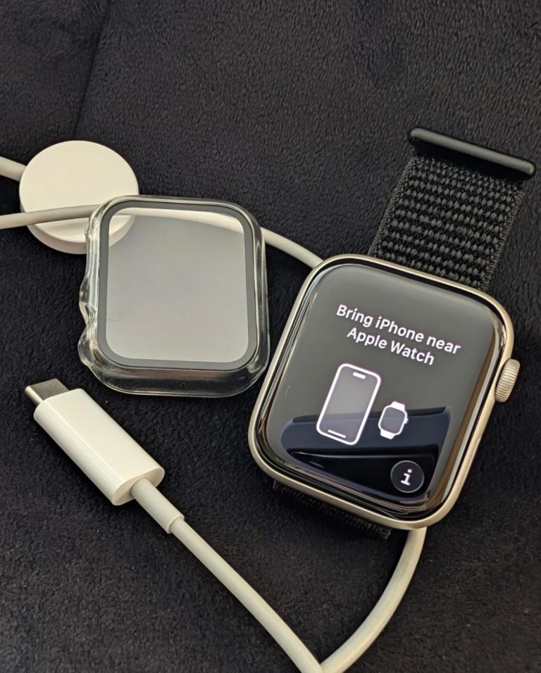 Apple Watch SE 44MM silver Excellent condition 