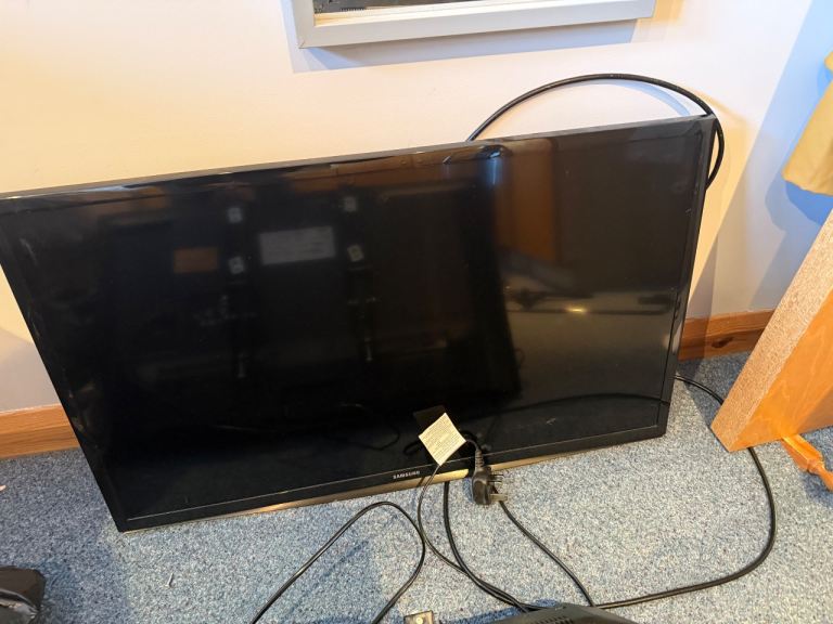 Samsung TV 32inch bracket attached 