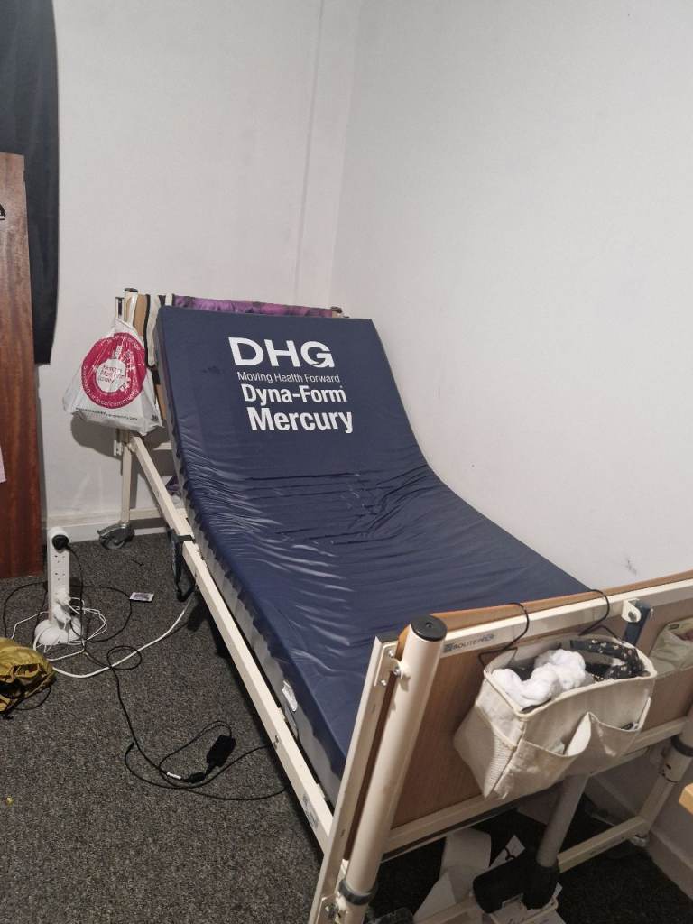 Profiling bed with mattress