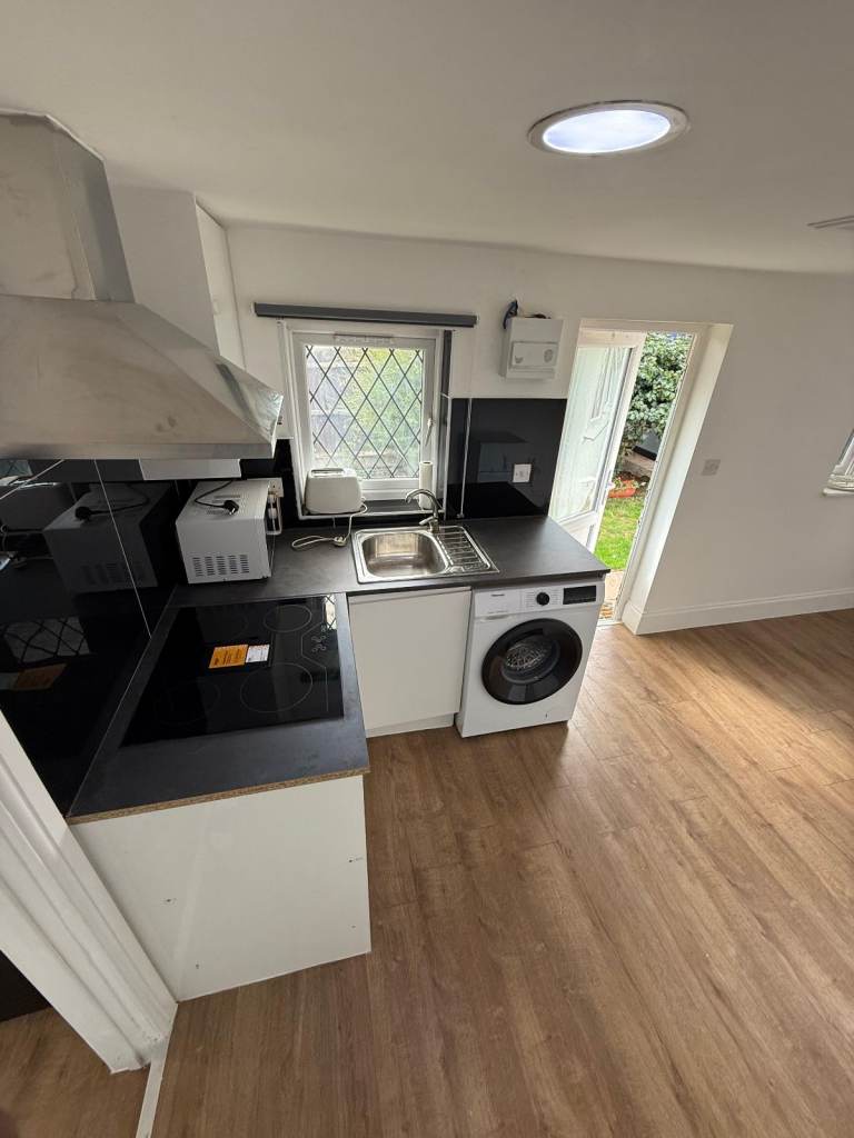 BRAND NEW SPACIOUS 1 BEDROOM FLAT TO RENT- £1700 PER MONTH BILLS INCLUDED in HAYES UB4 (WEST LONDON)