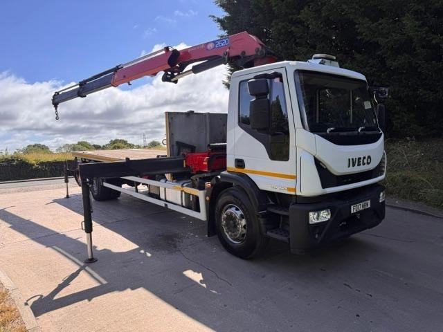 2017 Iveco Eurocargo 180-250 E6 flat bed twist locks HMF 2620 K-2 remote crane