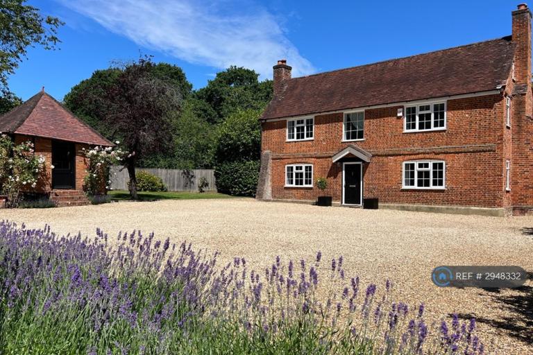 5 bedroom house in South Farm Lane, Bagshot, GU19 (5 bed) (#2948332)