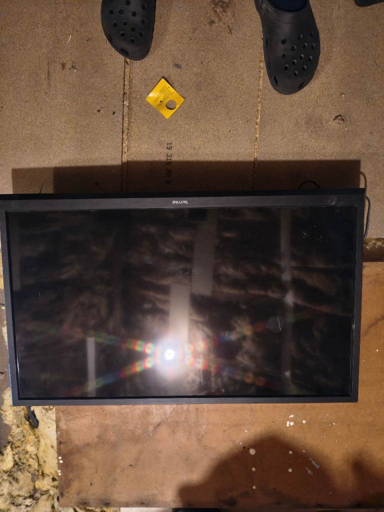 Teknika 32in Black TV with Remote – working Condition