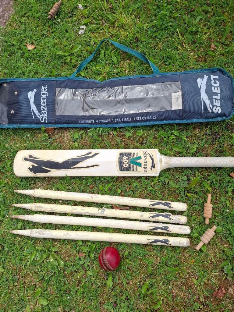 Slazenger V600 Junior cricket set