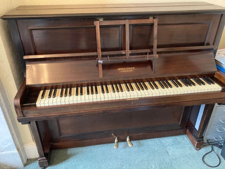 Upright piano 