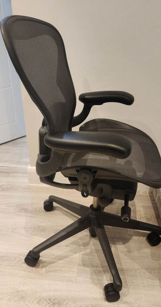 Immaculate herman miller aeron remastered size B office desk chair 