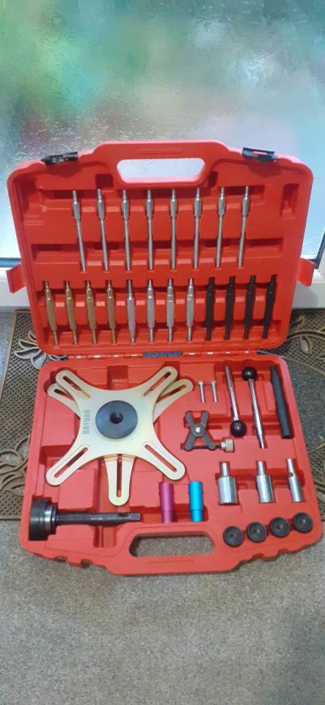 Self adjusting clutch tool 