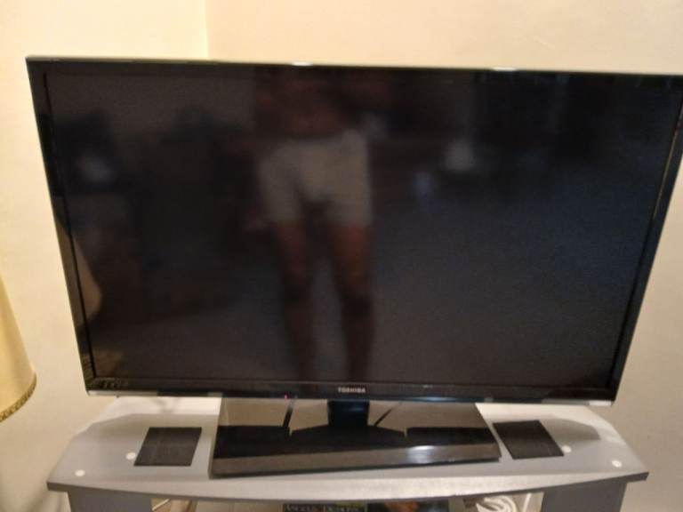 Toshiba Flat Screen TV with Remote – New Condition