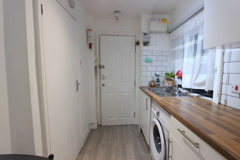 Studio West Kensington & West Brompton W14. Available TODAY
