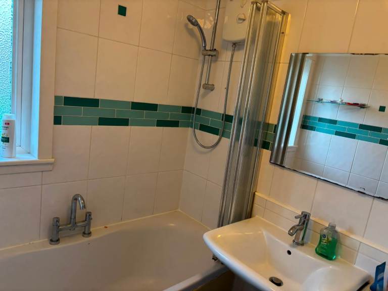 Double bed room in Dunfermline near Amazon Wearhouse