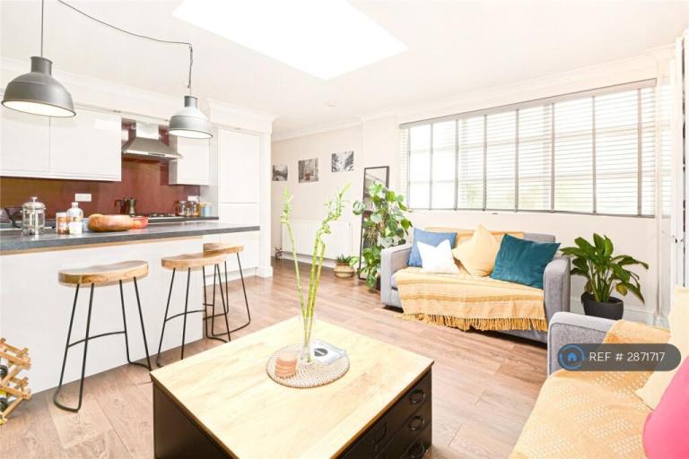 2 bedroom flat in Eden Road, London, E17 (2 bed) (#2871717)