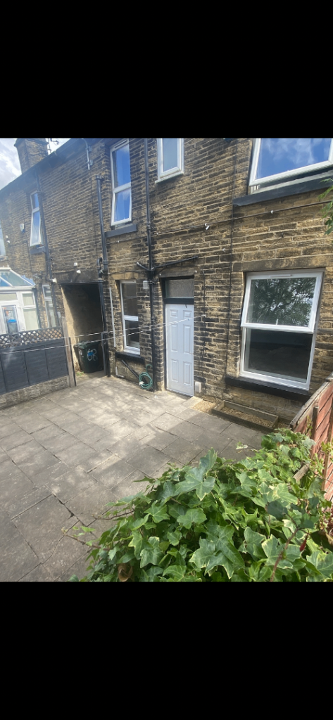 HOUSE FOR RENT - BRADFORD 5/7 AREA