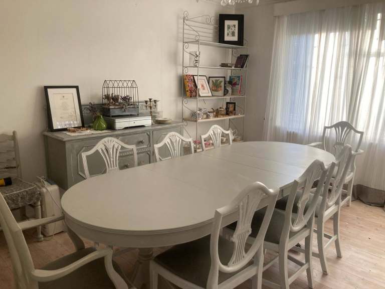 Beautiful Georgian revival table with full set of 8 chairs versatile different configurations.  