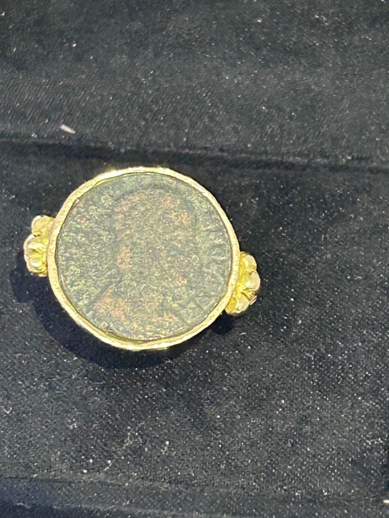 18ct yellow gold Roman coin ring 